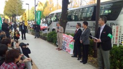 【道民運動部】えさきたかし参議、鎌田慧さんが激励に駆けつける=特別秘密保護法案に反対する座り込み行動