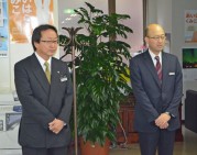 【本日の来局者】市町村共済組合・岡田事務局長とホテルポールスター・檜谷総支配人
