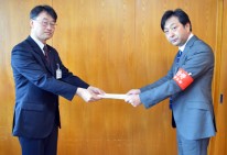 本日春闘要求書の集中提出日=道本部が道市町村課と道市長会へ要求書を提出